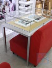 影樓展示柜選購(gòu)全攻略 打造吸睛櫥窗，提升店面形象與業(yè)績(jī)